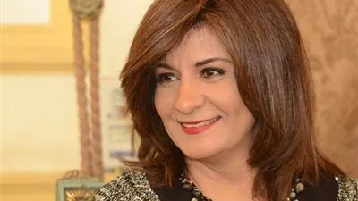 وزيرة الهجرة تطالب بعدم عرض فيديو الاعتداء على الشاب المصري