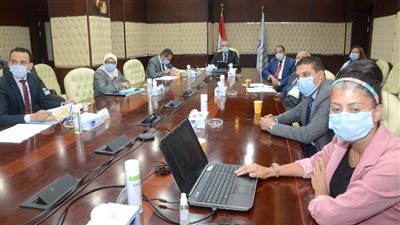 وزير الإسكان يستعرض بدائل استعمالات الأراضي بالسويس الجديدة