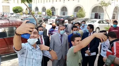 طلاب الأزهر ينهون الامتحانات بالتقاط الصور التذكارية مع قيادات الجامعة