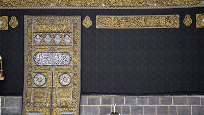 تستهلك 120 كيلوجرام من أسلاك الذهب.. معلومات مذهلة عن كسوة الكعبة