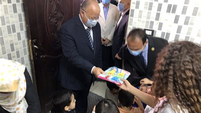 محافظ القاهرة يوزع هدايا على الأيتام ذوي الهمم بمناسبة عيد الأضحى