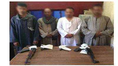 ضبط ٤ قطع سلاح ناري أثناء إطلاق النيران بين عائلتين بقنا