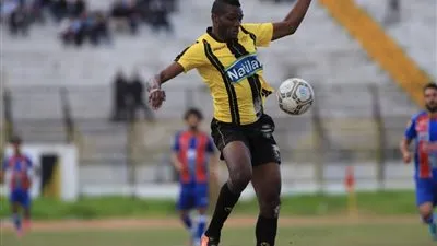 اتحاد الجزائر يرفض الحلول الودية مع مهاجمه السابق