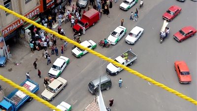 سيارة طائشة تصيب 3 مواطنين وتتلف ماكينة ATM بدمنهور (صور)