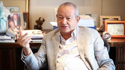 ساويرس: السياسة مليئة بالقذارة.. والحمد لله خرجت منها على خير