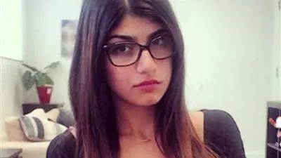 دعما لضحايا لبنان.. نجمة الإباحية مايا خليفة تعرض نظارة أفلامها للبيع 