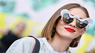 مستوحاة من موضة الستينيات.. نظارات الشمس الملونة تسيطر على موضة صيف 2020 (صور)