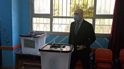 وزير الإسكان يدلي بصوته في انتخابات مجلس الشيوخ