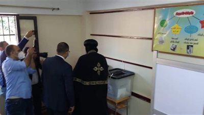 مرتديا الكمامة.. البابا تواضروس يدلي بصوته في انتخابات مجلس الشيوخ (صور)