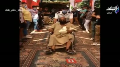 شاهد.. مواطن يدلي بصوته في انتخابات الشيوخ على كرسي متحرك