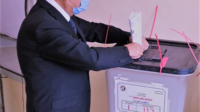 وزير الكهرباء يدلي بصوته في انتخابات مجلس الشيوخ