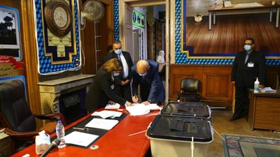 رئيس الوزراء الأسبق يدلي بصوته في انتخابات مجلس الشيوخ