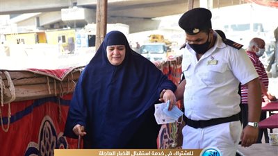 الشرطة توفر المساعدة لمسنة للإدلاء بصوتها في انتخابات الشيوخ