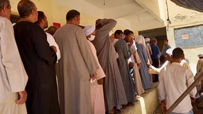 تزايد أعداد الناخبين على صناديق الاقتراع بانتخابات الشيوخ في الأقصر (صور)