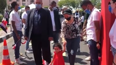 بالأعلام.. الأطفال يشاركون في ثاني أيام انتخابات مجلس الشيوخ بالرحاب (صور)