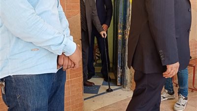 رئيس وزراء مصر الأسبق كمال الجنزوري يدلي بصوته في انتخابات الشيوخ