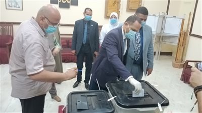 رئيس جامعة دمنهور يدلي بصوته في انتخابات الشيوخ عقب فتح لجنة للمغتربين بالبحيرة (صور)