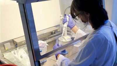 الإمارات تسابق الزمن في دراسة وتطوير لقاح لفيروس كورونا