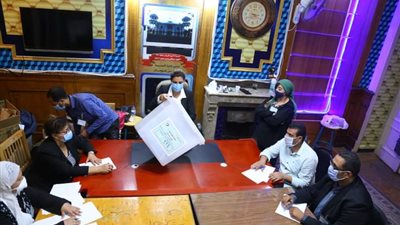 بدء فرز الأصوات بلجان مدرسة مصطفى أبوعميرة بمصر الجديدة (صور)