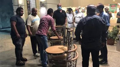 مصادرة محتويات محل كشري شهير بالدقي لانتهاء تراخيصه (صور)