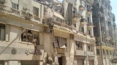 استمرار رفع أنقاض عقار قصر النيل المنهار للبحث عن المفقودين (فيديو وصور)