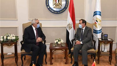 وزير البترول يبحث مع سفير العراق بالقاهرة التعاون المشترك