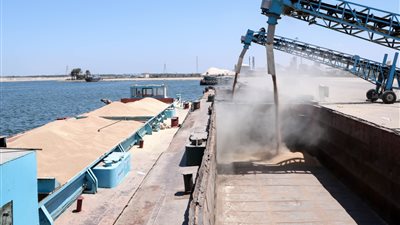 للمرة الثانية.. نقل شحنة قمح من ميناء دمياط لإمبابة عبر نهر النيل