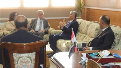 رئيس جامعة جنوب الوادي يستقبل وفد جهاز تنمية المشروعات المتوسطة والصغيرة