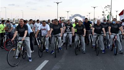 شاهد.. رئيس الوزراء والعناني يشاركان الشباب سباق الدراجات ولعب الكرة