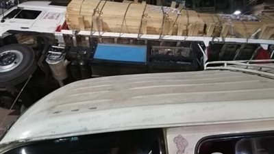 ننشر الصور الأولى لتحطم سيارة ملاكي إثر انقلاب مقطورة عليها بدار السلام 