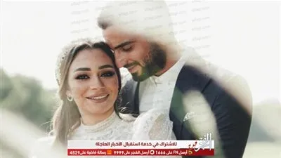 محمد الشرنوبي يجمل زوجته على ظهره في أحدث جلسة تصوير