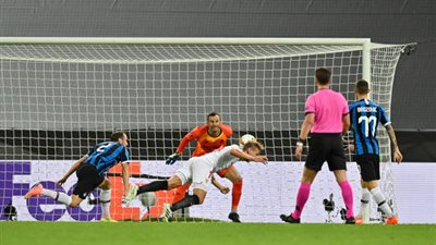 شاهد - دي يونج يدرك التعادل لإشبيلية أمام إنتر ميلان بنهائي الدوري الأوروبي