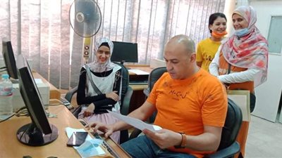 المشرف العام على التنسيق الإلكتروني بجامعة بنها يستقبل الطالبة الأولى على الثانوية العامة