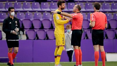 مدرب برشلونة يستقر على بقاء بيكيه