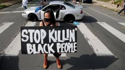 فلويد جديد.. تفاصيل المظاهرات الأمريكية بعد مقتل رجل أسمر على يد الشرطة