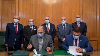 وزير الري يشهد توقيع عقد السحب الآمن للخزانات الجوفية 