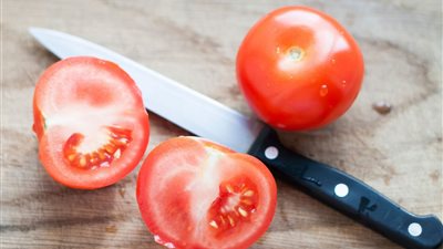 الزراعة تكشف حقيقة إصابة الطماطم بمرض مسرطن (فيديو)