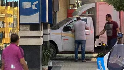 سيارة نصف نقل تقتحم صيدلية بدمنهور (صور)