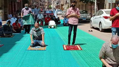 بدء توافد المصلين لأداء صلاة الجمعة بمسجد عطا بدمنهور (صور)