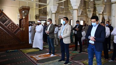 محافظ الفيوم يؤدي صلاة الجمعة الأولى بمسجد ناصر بعد إعادة افتتاح المساجد 