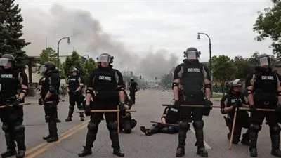 قتلى واعتقالات جراء اشتباكات بين مناصرين لترامب ومحتجين بأمريكا