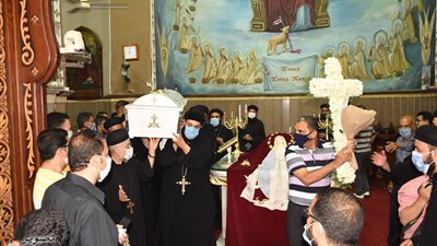 الأنبا غبريال يترأس صلاة الجنازة على جثمان القمص رويس حليم