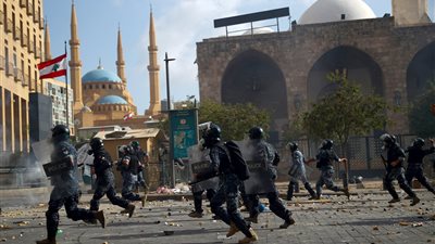 محتجون لبنانيون يرشقون قوى الأمن في محيط البرلمان بالحجارة