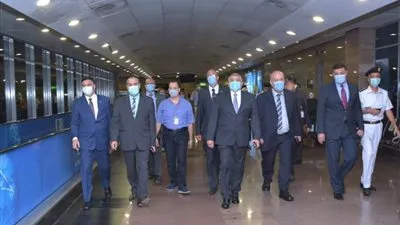وزير الطيران في جولة تفقدية بمطار القاهرة مع أول يوم لتطبيق PCR