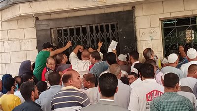 زحام شديد لإنهاء تصالحات البناء المخالف دون إجراءات احترازية بدمنهور (فيديو وصور)