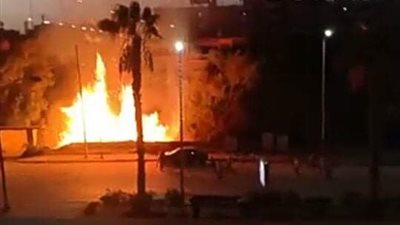 3 سيارات إطفاء وخزان مياه للسيطرة على حريق هائل بشارع الهرم