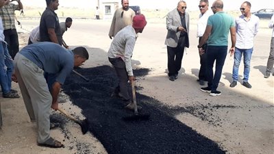 رئيس حي الهرم يقود حملة لرفع المخلفات وترميم الطرق بهضبة الأهرام