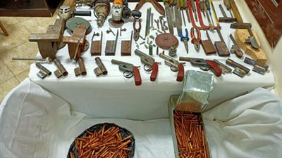 ضبط 4 قطع أسلحة نارية وأجزاء الأسلحة داخل ورشة بأسيوط