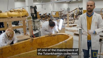 مرمم آثار يكشف سر التابوت الخشبي للملك توت عنخ آمون (فيديو)