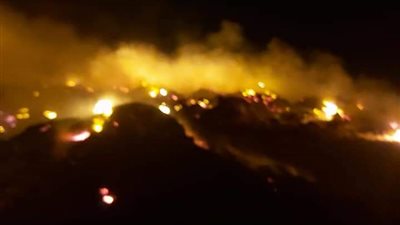 السيطرة على حريق ضخم بمخلفات منشآت صحية وسياحية بالطريق الدائري بالغردقة